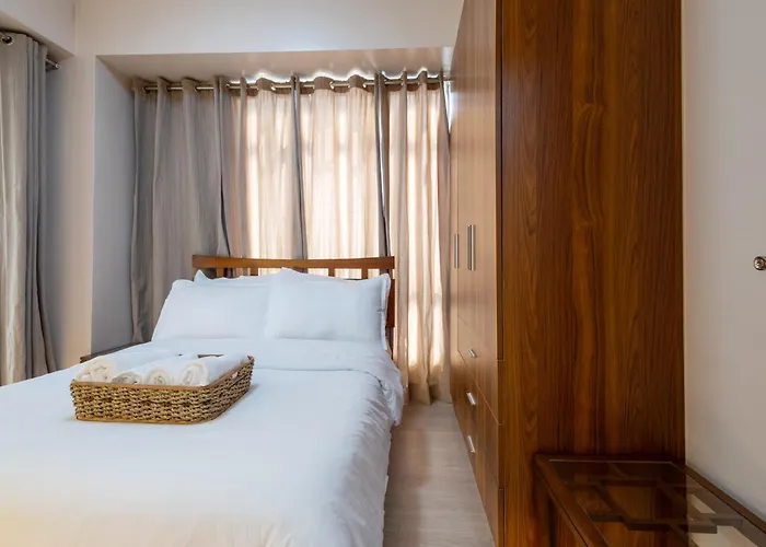 Apartment 2br Forbeswood Heights In Bgc Near St Lukes Manila