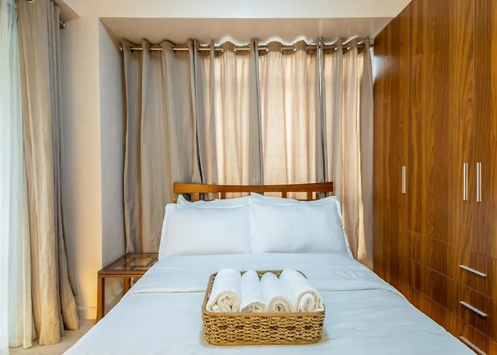 2br Forbeswood Heights In Bgc Near St Lukes Apartment